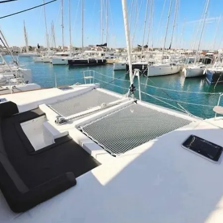 Catamaran Mia Botel *