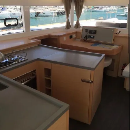Catamaran Mia Botel *