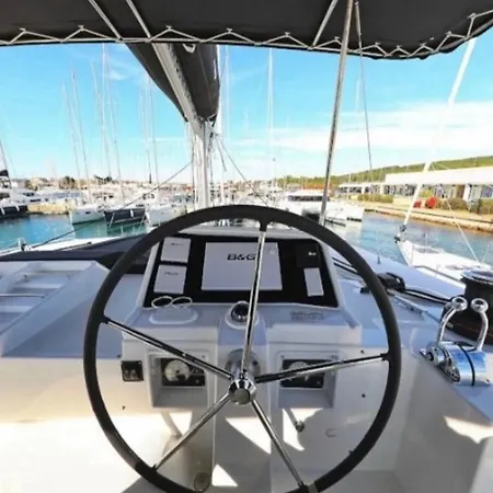 Botel Catamaran Mia *