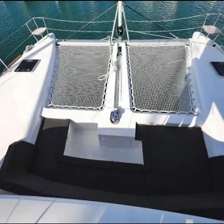 Catamaran Mia Botel Nydri (Lefkada)