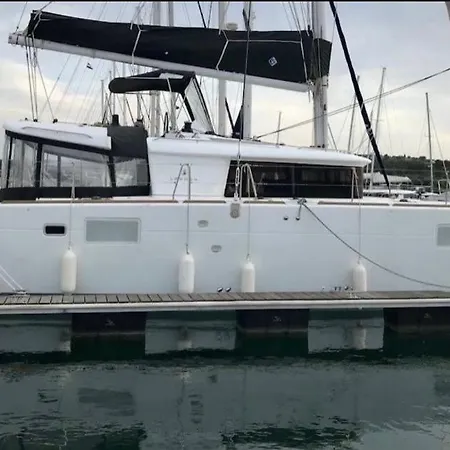 Catamaran Mia Botel Nydri (Lefkada)